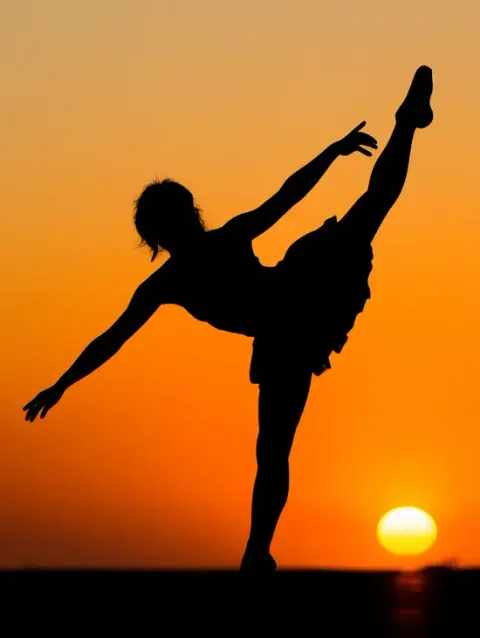 Mädchen tanzt bei Sonnenuntergang über Silhouette Maker