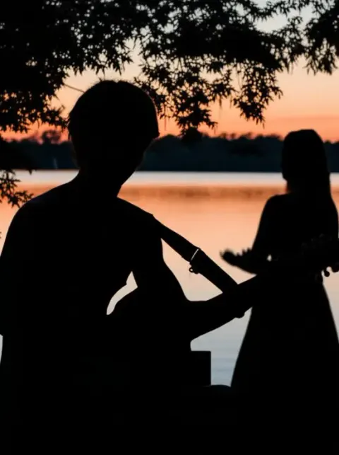 Lagerfeuerszene eines Gitarristen mit Silhouette Maker