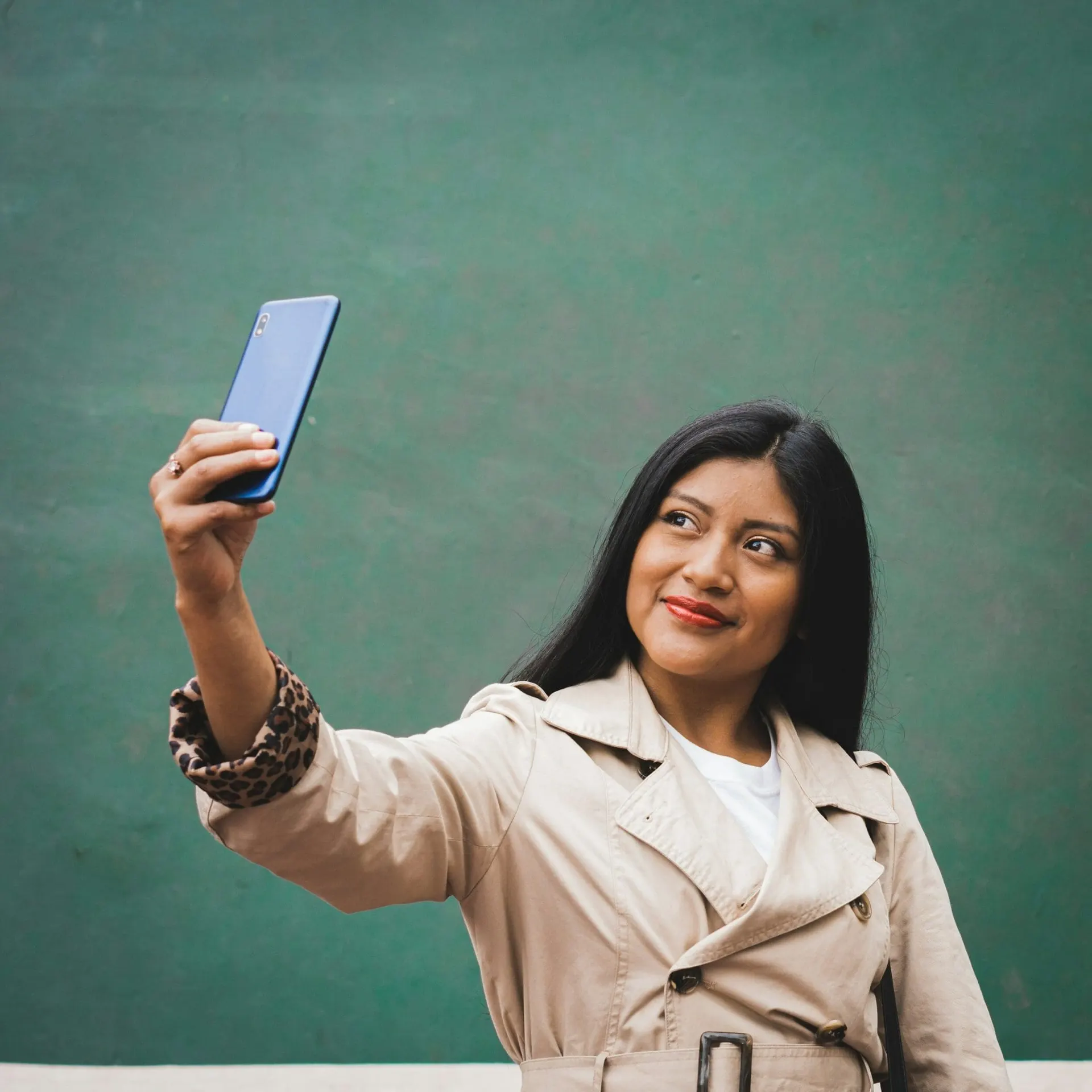 une femme prenant un selfie